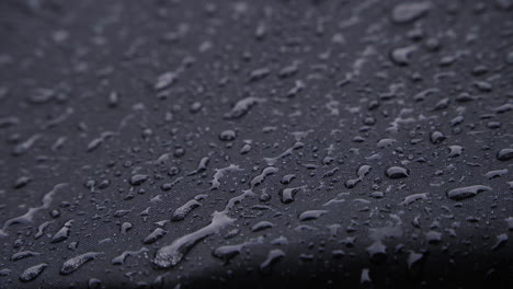 Starker-Regen-Auf-Schwarzem-Wasserdichtem-Textil