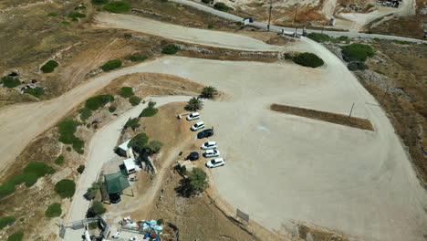 Vista-Aérea-De-Drones:-Estacionamiento-En-El-Campo-De-Grecia-En-La-Isla-De-Milos-En-Verano