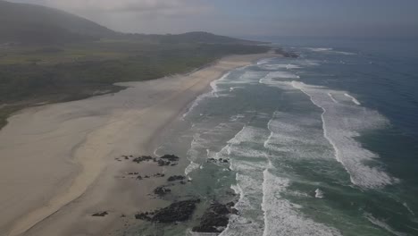 Luftbild-Von-Afife-Beach-Am-Atlantik-In-Portugal-An-Sonnigen-Tagen-Mit-Perfekten-Wellen-Und-Gelbem-Sand