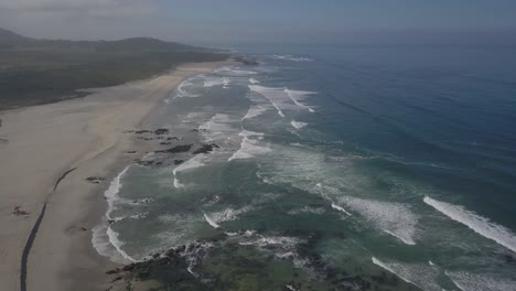 Aerial-view-of-ocean-waves-crushing