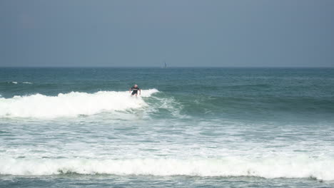 Surfer,-Der-Blaue-Ozeanwelle-Reitet-Und-Dreht,-Surfender-Ozeanlebensstil,-Extremsportarten