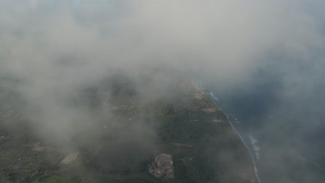Hermosa-Toma-Cinematográfica-Aérea-De-Drones-Volando-A-Través-De-La-Niebla-En-Lo-Alto-De-Una-Isla-Costera