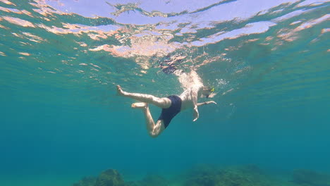 Vista-De-Un-Joven-Buzo-Nadando-En-La-Superficie-Del-Mar-Mediterráneo