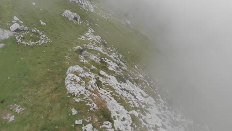 Evitando-La-Niebla-En-La-Cima-De-La-Montaña-Verde-Y-Rocosa