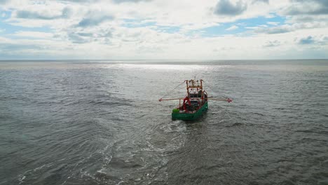 Fischerboot,-Trawler-Vor-Der-Ostküste-Des-Vereinigten-Königreichs,-Segeln-In-Die-Sonne-Auf-Einer-Unruhigen-See-1
