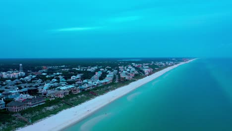 Vista-De-Drones-Volando-Sobre-El-Golfo-De-México-Mirando-Hacia-La-Playa-En-Rosemary-Florida-Durante-La-Puesta-De-Sol-De-La-Hora-Dorada