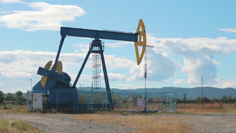 Bomba-De-Aceite-Extrayendo-Petróleo-Crudo-Del-Campo-Petrolífero-En-Rumania