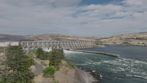 Drone-aerial-of-a-hydroelectric-dam-along-the-Columbia-River