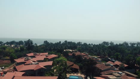 Primer-Plano-De-Un-Dron-Cinematográfico-Volando-Desde-Un-Resort-En-Goa,-India