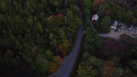 Una-Foto-De-Una-Carretera-Y-Una-Casa-En-Un-Camino-Rural-En-Maine