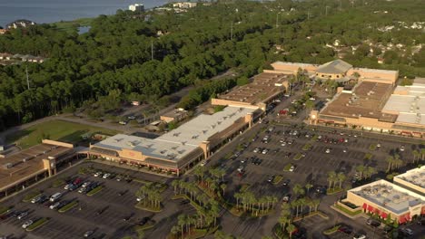 Drohnen-Luftbild-Mit-Blick-Auf-Die-Silver-Sands-Outlet-Mall-In-Destin-Florida