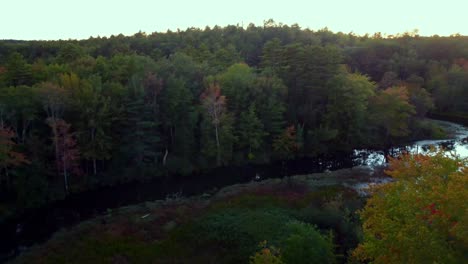 Schwenk-über-Einen-Kleinen-Fluss-In-Richtung-Eines-Sees-Und-Waldes-In-Maine