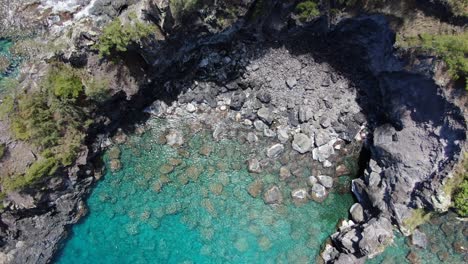 Eine-Felsige-Meeresbucht-In-Maui-Mit-Klarem,-Blauem,-Türkisfarbenem-Wasser