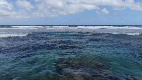 Ozeanwellen,-Die-über-Ein-Tropisches-Riff-In-Maui-Rollen