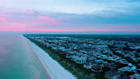 Drohnenansicht,-Die-Während-Der-Goldenen-Stunde-Des-Sonnenuntergangs-über-Den-Golf-Von-Mexiko-In-Richtung-Strand-In-Rosmarin-Florida-Fliegt