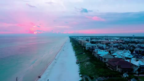 Drohnenansicht,-Die-Während-Des-Sonnenuntergangs-Zur-Goldenen-Stunde-Den-Strand-In-Rosmarin,-Florida,-Hinunterfliegt