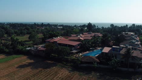 Dron-Cinemático-Disparado-Volando-Hacia-Un-Resort-En-Goa,-India