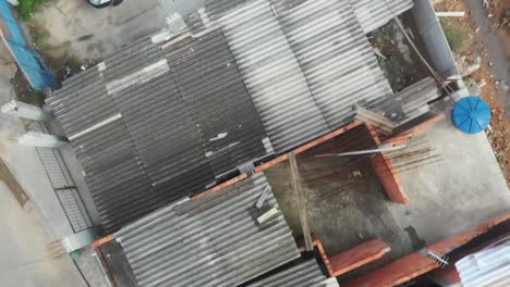 Eine-Laufende-Aufnahme-Einer-Favela,-In-Der-Nur-Dächer-Von-Wohnhäusern-Von-Drohnen-Erfasst-Wurden
