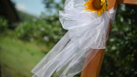 Sonnenblume-Mit-Weißer-Hochzeitsdekoration-Auf-Einem-Hausgemachten-Holzrahmen