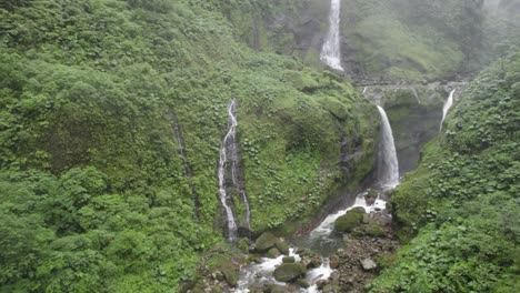 Bewegen-Sie-Sich-In-Der-Nähe-Drohne-In-Einen-Wasserfall-Im-Dschungel-Von-Costa-Rica-Geschossen