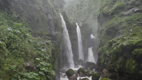 Drohne-Bewegt-Sich-In-Nahaufnahme-Des-Wasserfalls-Im-Dschungel-Von-Costa-Rica