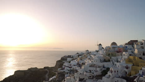 Langsamer-Schwenk-Von-Oia-Auf-Santorini,-Griechenland-Während-Des-Sonnenuntergangs
