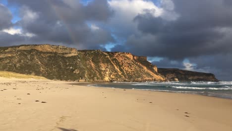 Playa-De-Salmón-En-El-Oeste-De-Australia-Con-Lluvia-Ligera-Y-Arco-Iris
