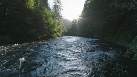 Drohnenantenne-Des-Malerischen,-Unberührten-Flusses-Im-Südlichen-Bundesstaat-Washington-5