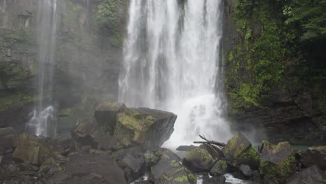 Drohne-Bewegt-Sich-In-Nähe-Mit-Kippschuss-Nauyaca-Wasserfall-Costa-Rica