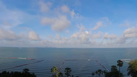 Espectacular-Lapso-De-Tiempo-Aéreo-Con-Nubes-Pasando-Sobre-Las-Hermosas-Aguas-Oceánicas-Del-Golfo-De-Tailandia,-Pattaya,-Tailandia