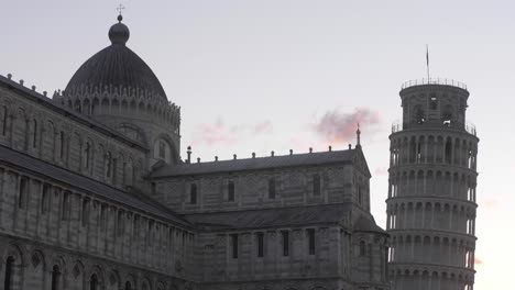 Schiefer-Turm-Von-Pisa-Mit-Kathedrale-Kardanische-Bewegung-Morgen-Goldene-Stunde-Toskana-Italien