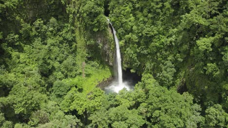 Drone-shot-revealing-from-top-to-bottom-the-Catara-la-Fortuna-in-Costa-Rica
