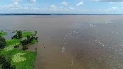 Eine-Luftaufnahme-Eines-Wunderschönen-Flusses,-Umgeben-Von-Grünem-Dschungel-Und-Indigenen-Dörfern-In-Brasilien