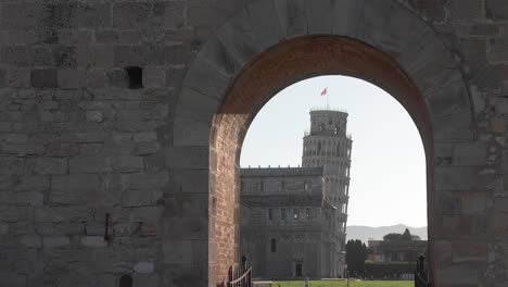 Torre-Inclinada-De-Pisa-Dentro-De-Un-Muro-En-La-Plaza-De-Pisa-Italia-Toscana-Total