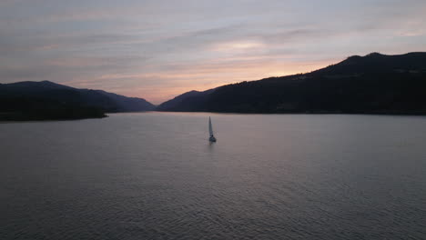 Drohnenantenne-Der-Columbia-River-Gorge-Bei-Sonnenuntergang