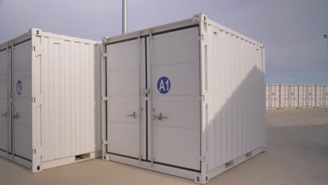Zwei-Kleine-A1-container-Stehen-Transportbereit