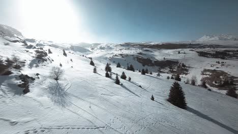Luft-FPV-Der-Schneebedeckten-Alpen,-Die-Zum-Skifahren-In-Der-Schweiz-Verwendet-Werden
