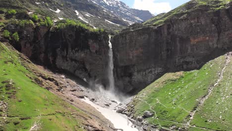 Mesmerizing-view-of-the-sisue-waterfall-in-Lahaul,-Himachal