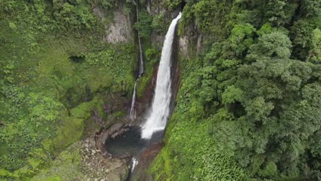 Orbitale-Drohnenaufnahme,-Die-Den-Del-Toro-Wasserfall-In-Costa-Rica-Enthüllt
