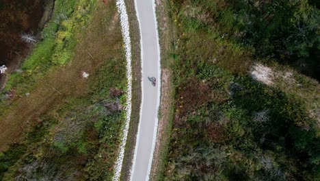 Verfolgen-Eines-Fahrrads-Aus-Der-Vogelperspektive-Auf-Dem-Muskegon-Radweg