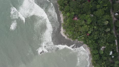 Vogelperspektive-Parallaxeaufnahme-Des-Strandes-Von-Santa-Teresa-In-Costa-Rica