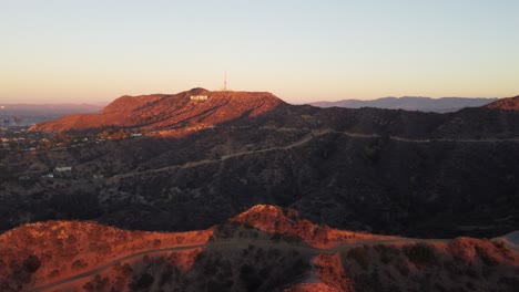 Hollywood-Hill-Auf-Einem-Rosa-Sonnenaufgang-über-Den-Hügeln-Von-Los-Angeles