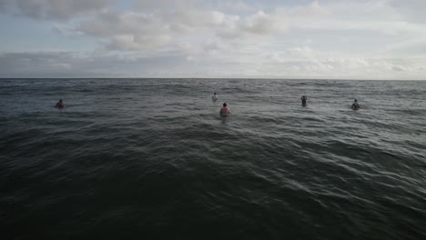 Surfer-Mit-Blick-Auf-Die-Wellen-Am-Strand-Von-Santa-Teresa-In-Costa-Rica