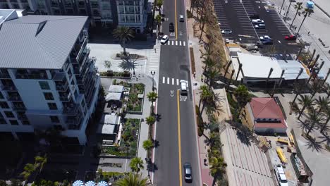 Oceanside-strand-drone-follow-the-road
