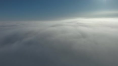 Zeitraffer-über-Den-Wolken-Bei-Sonnenaufgang-Mit-Drohne-01