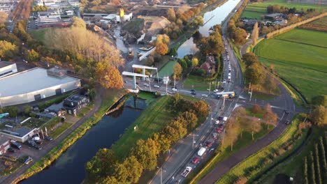 Helmond-City-Mit-Durchgangsbrücke-über-Den-Kleinen-Damm-Zur-Straße