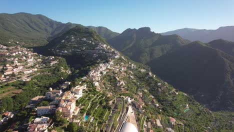 Drone-Volando-De-Lado-Sobre-Un-Pueblo-En-Lo-Alto-De-Las-Montañas-En-La-Costa-De-Amalfi-En-Italia-En-4k