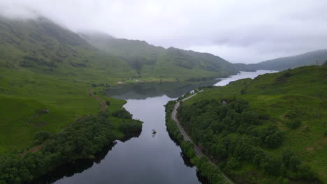 Fliegen-über-Einen-See-In-Den-Nebligen-Bergen-In-Schottland