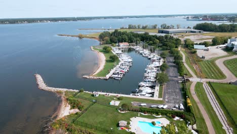 Showing-off-a-luxury-Marina-in-Muskegon,-MI