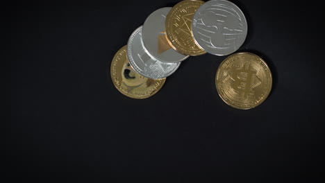 Bitcoin-Btc-münze-Und-Ethereum-Eth-münzen-Und-Andere-Kryptowährung-Auf-Schwarzem-Hintergrund